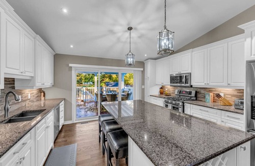 Niagara Falls House | Luxe Home I Mins from Falls I Pool & Pong Table