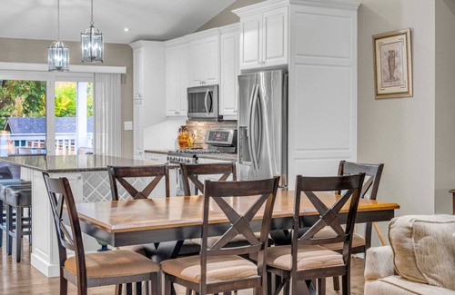 Niagara Falls House | Luxe Home I Mins from Falls I Pool & Pong Table