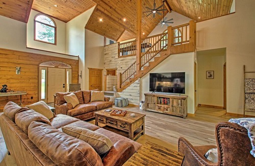 Pearcy Cabin | Luxe Hot Springs Cabin on Pond w/ Game Room!