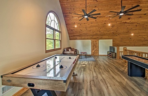 Pearcy Cabin | Luxe Hot Springs Cabin on Pond w/ Game Room!
