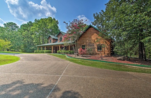 Pearcy Cabin | Luxe Hot Springs Cabin on Pond w/ Game Room!