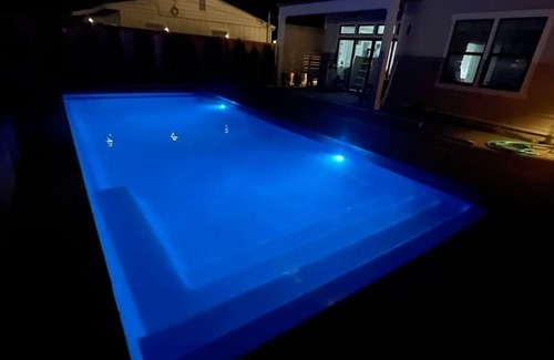 Wapato Point House | LUXE Lake House - Downtown - Heated Saltwater Pool w/auto cover -near Marina