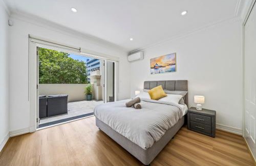 Pyrmont House | Luxe Living Terrace by The Star