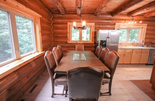 Paris Cabin | Luxe Log Chalet | Sauna, River, Fire, Kayaks/Tubes