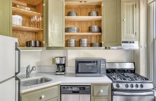 Logan Circle Apartment | Luxe Logan Circle 1BR w/W/D, close to U Street, Metro, by Blueground