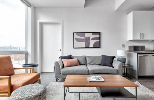 Logan Square Apartment | Luxe Logan Square 2BR w/Gym, Roof Deck, 1 block to L, by Blueground (ID #CHI371)