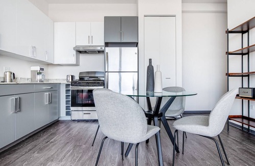 Logan Square Apartment | Luxe Logan Square 2BR w/Gym, Roof Deck, 1 block to L, by Blueground (ID #CHI371)