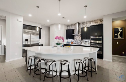 Enterprise House | Luxe Modern Mansion,5bd ,salt water pool&spa, new outdoor kitchen, sport court!