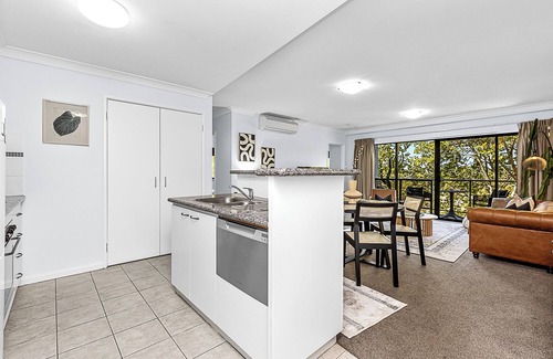 Perth Central Business District Apartment | Luxe Modern Retreat | Designer Stay in Perth