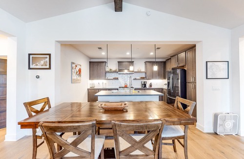 Mammoth Lakes Condo | Luxe, Modern Townhome w/Mountain Views & WiFi - Close to Golf & Skiing