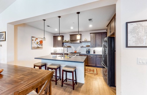 Mammoth Lakes Condo | Luxe, Modern Townhome w/Mountain Views & WiFi - Close to Golf & Skiing