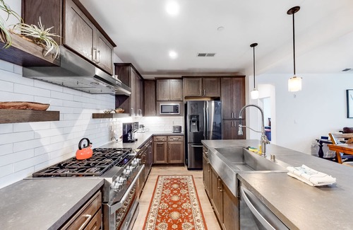 Mammoth Lakes Condo | Luxe, Modern Townhome w/Mountain Views & WiFi - Close to Golf & Skiing