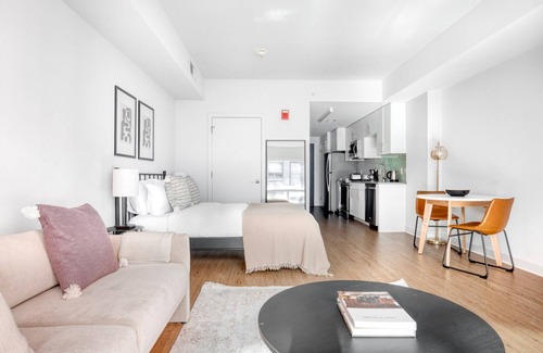 Mount Vernon Triangle Apartment | Luxe Mount Vernon Studio w/Pool, W/D & Gym, near Metro, by Blueground