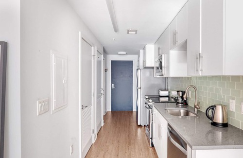 Mount Vernon Triangle Apartment | Luxe Mount Vernon Studio w/Pool, W/D & Gym, near Metro, by Blueground