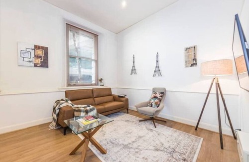 Docklands Apartment | Luxe Resort Apt w Pool Car Park on Spencer