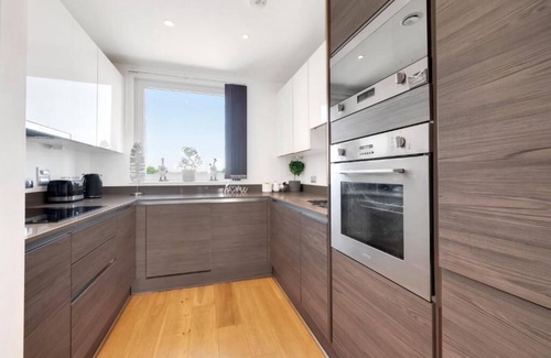 Surrey Docks Apartment | Luxe Riverside 3 Bed, 2 Bath En-Suite, Balcony views with Great Links in London