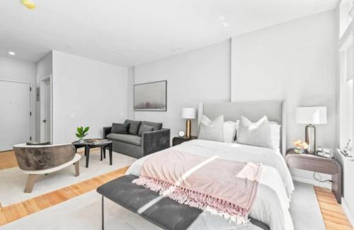 Central Park South Hotel | Luxe Studio w Juliet Balcony in Upper East