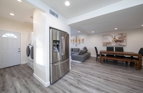 Los Angeles House | *LUXE Utopia w/Parking | Near LAX & Sofi/Forum*