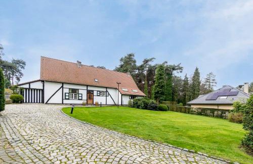 Houthalen Villa | Luxe Vacation Villa with swimming pool, 5 bedrooms