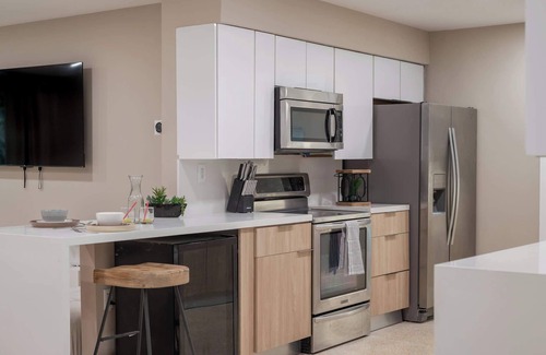 Golden Glades House | LUXE Villa, Heated Pool, Fire Pit, GAMES