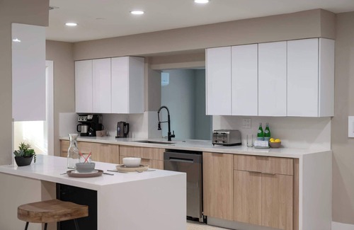 Golden Glades House | LUXE Villa, Heated Pool, Fire Pit, GAMES