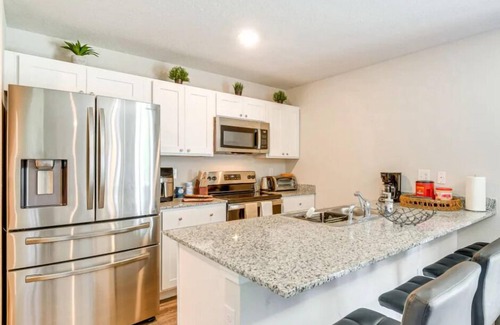 Palm Coast Villa | Luxe Villa with Private Garden, BBQ & 14 Guest