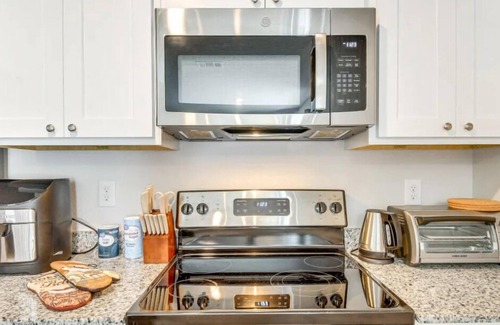 Palm Coast Villa | Luxe Villa with Private Garden, BBQ & 14 Guest