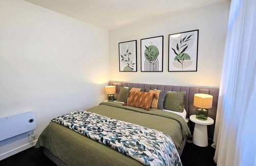 Waterloo Apartment | LUXE Waterloo 1 bed with parking, gym & pool