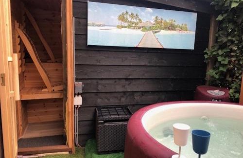 Apeldoorn Zuid Apartment | Luxe WELLNESS apartment Apeldoorn with JACUZZI and SAUNA