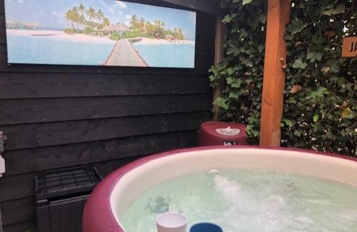 Apeldoorn Zuid Apartment | Luxe WELLNESS apartment Apeldoorn with JACUZZI and SAUNA