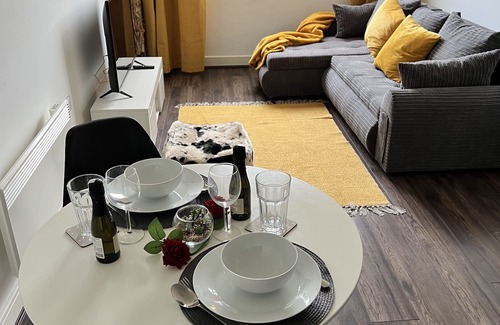 Brierley Hill Condo | Luxurious 1 bd on the Waterfront. Walking distance to many amenities and shops.