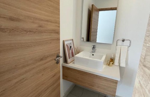 La Carolina Apartment | Luxurious 1-bedroom Condo in Iconic City Building