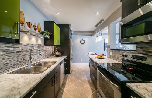 Jasper Place Condo | Luxurious 1BDR+Den In-suite laundry