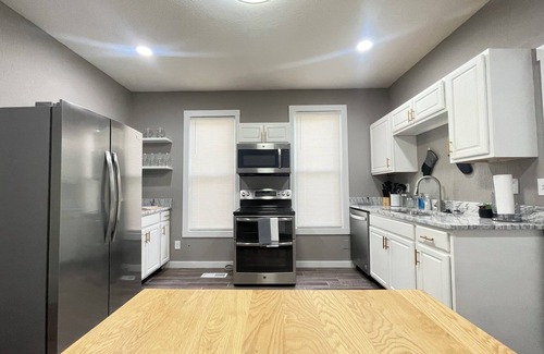 Near East Columbus House | Luxurious 2-bedroom house with WiFi, AC in enchanting Columbus