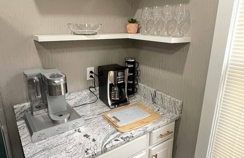 Near East Columbus House | Luxurious 2-bedroom house with WiFi, AC in enchanting Columbus