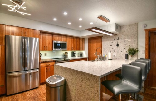 East Mesa Condo | Luxurious 2B/2B Executive Condo Pets Considered, Heated Community Pool & Hot Tub