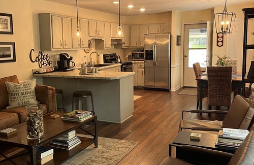 Bardstown House | Luxurious 2BR/2Bath with Outdoor Courtyard and Garage in Downtown Bardstown