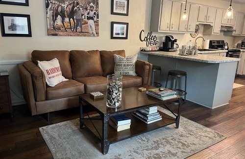 Bardstown House | Luxurious 2BR/2Bath with Outdoor Courtyard and Garage in Downtown Bardstown