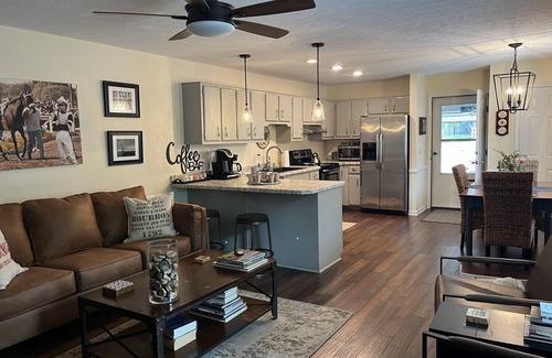 Bardstown House | Luxurious 2BR/2Bath with Outdoor Courtyard and Garage in Downtown Bardstown