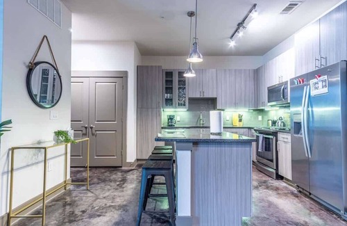 Plano Apartment | Luxurious 2BR King Suite: Pool, Parking, Gym