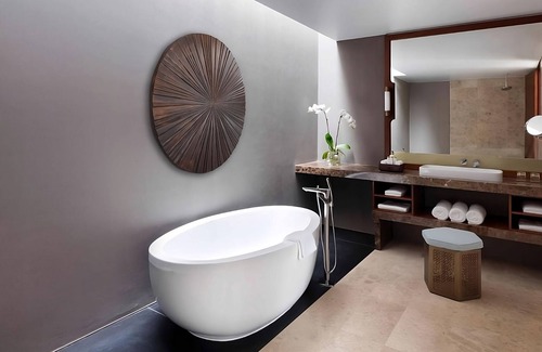 Salalah Hotel | Luxurious 2BR Villa w/Private Pool & Garden view! Gym Access, Free Parking!