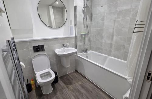 Hatfield House | Luxurious 3 Bed & 3 Bath Hatfield House with Balcony View & Terrace Garden