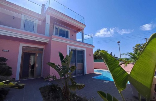 Monte Raposo House | Luxurious 3 bedroom villa with pool, e-charging station, terrace with sea view, parking lot