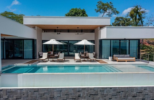 Paraiso House | Luxurious 4-Bedroom Home, with Gym – Stunning Ocean and Catalina Island views!