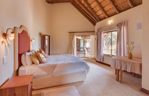 Leeupoort Villa | Luxurious 4 Bedroom Villa with Cottage 205