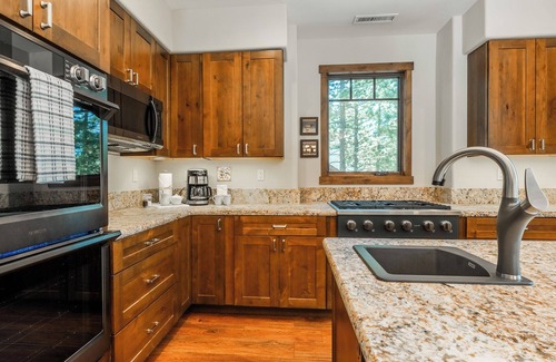 Stonegate House | Luxurious 5-bedroom Home on the Fairway
