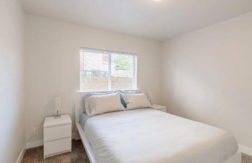 Columbia City House | Luxurious 5 Bedroom Home with AC and EV Plug