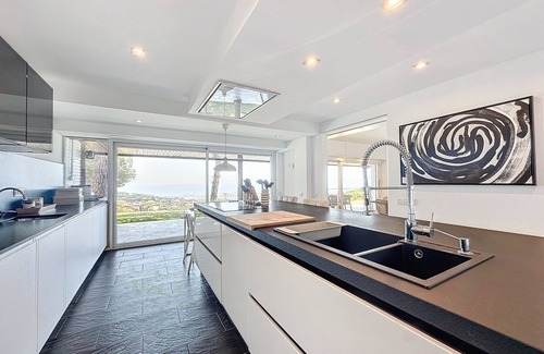 Cabrils Villa | Luxurious 5-bedroom villa with WiFi, AC in enchanting Cabrils