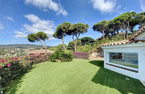 Cabrils Villa | Luxurious 5-bedroom villa with WiFi, AC in enchanting Cabrils