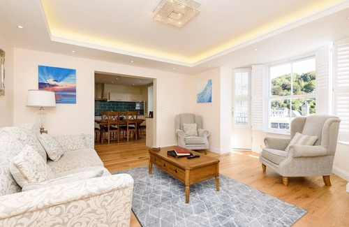 West Looe House | Luxurious 5 star Harbour View Retreat. Free Parking Space. Free Wifi.